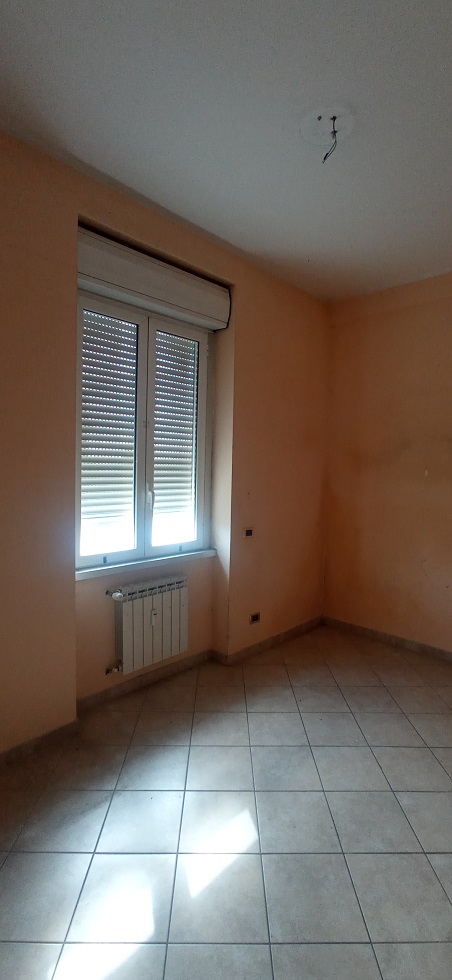 u.i. composta da 4 vani catastali, di altezza pari a 3,15mt, articolata in ingresso, soggiorno, cucina, due camere, un bagno, stato manutentivo normale, orientamento prevalente sudest - sudovest. Identificativi catastali [N.C.E.U.] Foglio 194 particella 154 sub 516, categoria catastale A3 cl. 2. Sup. mq (arr) consistenza ragguagliata77 mq. Stato libero; proprietà 100%
