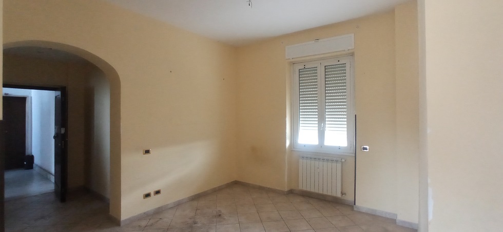 u.i. composta da 4 vani catastali, di altezza pari a 3,15mt, articolata in ingresso, soggiorno, cucina, due camere, un bagno, stato manutentivo normale, orientamento prevalente sudest - sudovest. Identificativi catastali [N.C.E.U.] Foglio 194 particella 154 sub 516, categoria catastale A3 cl. 2. Sup. mq (arr) consistenza ragguagliata77 mq. Stato libero; proprietà 100%