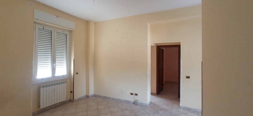 u.i. composta da 4 vani catastali, di altezza pari a 3,15mt, articolata in ingresso, soggiorno, cucina, due camere, un bagno, stato manutentivo normale, orientamento prevalente sudest - sudovest. Identificativi catastali [N.C.E.U.] Foglio 194 particella 154 sub 516, categoria catastale A3 cl. 2. Sup. mq (arr) consistenza ragguagliata77 mq. Stato libero; proprietà 100%