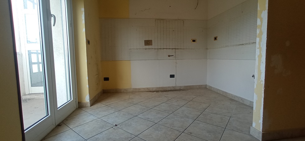 u.i. composta da 4 vani catastali, di altezza pari a 3,15mt, articolata in ingresso, soggiorno, cucina, due camere, un bagno, stato manutentivo normale, orientamento prevalente sudest - sudovest. Identificativi catastali [N.C.E.U.] Foglio 194 particella 154 sub 516, categoria catastale A3 cl. 2. Sup. mq (arr) consistenza ragguagliata77 mq. Stato libero; proprietà 100%