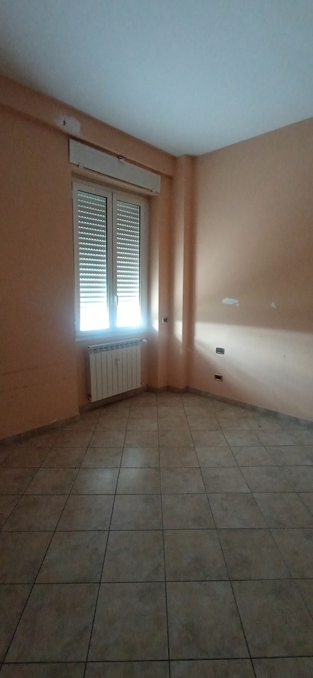 u.i. composta da 4 vani catastali, di altezza pari a 3,15mt, articolata in ingresso, soggiorno, cucina, due camere, un bagno, stato manutentivo normale, orientamento prevalente sudest - sudovest. Identificativi catastali [N.C.E.U.] Foglio 194 particella 154 sub 516, categoria catastale A3 cl. 2. Sup. mq (arr) consistenza ragguagliata77 mq. Stato libero; proprietà 100%