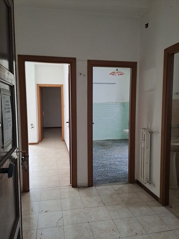u.i. composta da 5,5 vani catastali, di altezza pari a 3,15mt, articolata in ingresso, salone doppio, cucina, due camere, un bagno, veranda e balcone, stato manutentivo normale, orientamento prevalente sudest - sudovest. Identificativi catastali [N.C.E.U.] Foglio 194 particella 160 sub 512, categoria catastale A3 cl. 2. Sup. mq (arr) consistenza ragguagliata96 mq. Stato libero; proprietà 100%