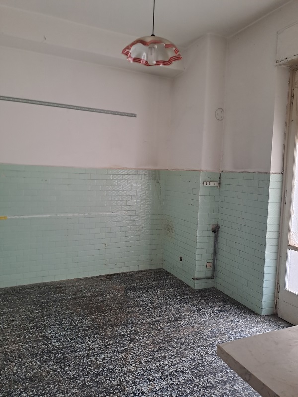 u.i. composta da 5,5 vani catastali, di altezza pari a 3,15mt, articolata in ingresso, salone doppio, cucina, due camere, un bagno, veranda e balcone, stato manutentivo normale, orientamento prevalente sudest - sudovest. Identificativi catastali [N.C.E.U.] Foglio 194 particella 160 sub 512, categoria catastale A3 cl. 2. Sup. mq (arr) consistenza ragguagliata96 mq. Stato libero; proprietà 100%