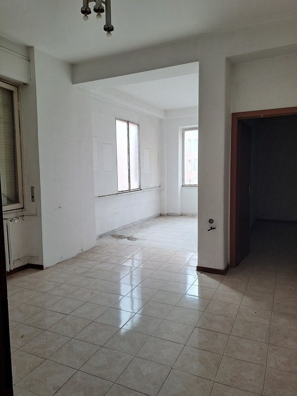 u.i. composta da 5,5 vani catastali, di altezza pari a 3,15mt, articolata in ingresso, salone doppio, cucina, due camere, un bagno, veranda e balcone, stato manutentivo normale, orientamento prevalente sudest - sudovest. Identificativi catastali [N.C.E.U.] Foglio 194 particella 160 sub 512, categoria catastale A3 cl. 2. Sup. mq (arr) consistenza ragguagliata96 mq. Stato libero; proprietà 100%