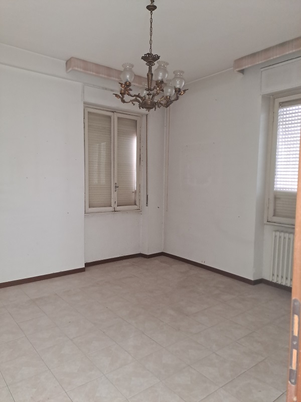 u.i. composta da 5,5 vani catastali, di altezza pari a 3,15mt, articolata in ingresso, salone doppio, cucina, due camere, un bagno, veranda e balcone, stato manutentivo normale, orientamento prevalente sudest - sudovest. Identificativi catastali [N.C.E.U.] Foglio 194 particella 160 sub 512, categoria catastale A3 cl. 2. Sup. mq (arr) consistenza ragguagliata96 mq. Stato libero; proprietà 100%
