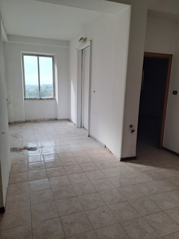 u.i. composta da 5,5 vani catastali, di altezza pari a 3,15mt, articolata in ingresso, salone doppio, cucina, due camere, un bagno, veranda e balcone, stato manutentivo normale, orientamento prevalente sudest - sudovest. Identificativi catastali [N.C.E.U.] Foglio 194 particella 160 sub 512, categoria catastale A3 cl. 2. Sup. mq (arr) consistenza ragguagliata96 mq. Stato libero; proprietà 100%