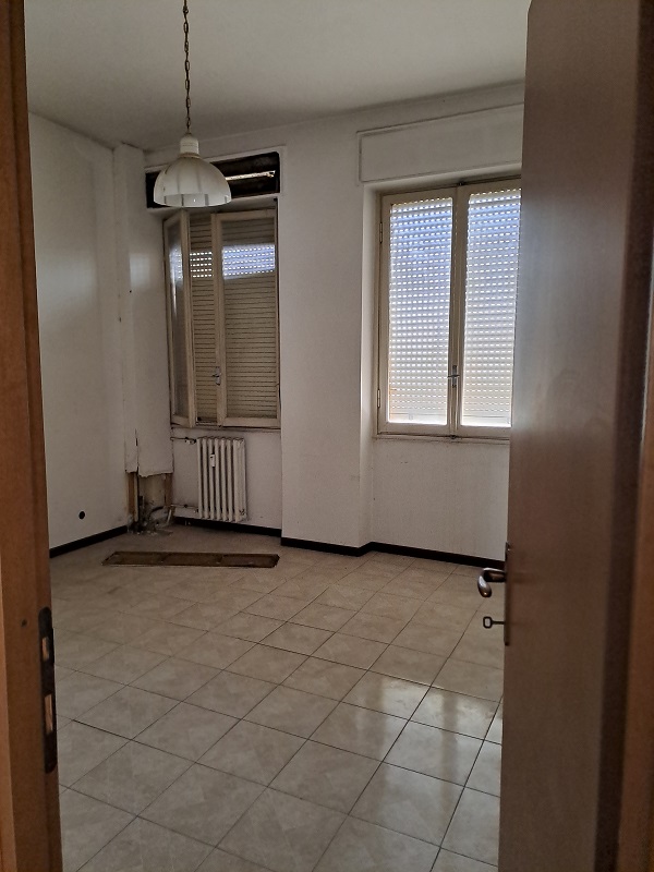 u.i. composta da 5,5 vani catastali, di altezza pari a 3,15mt, articolata in ingresso, salone doppio, cucina, due camere, un bagno, veranda e balcone, stato manutentivo normale, orientamento prevalente sudest - sudovest. Identificativi catastali [N.C.E.U.] Foglio 194 particella 160 sub 512, categoria catastale A3 cl. 2. Sup. mq (arr) consistenza ragguagliata96 mq. Stato libero; proprietà 100%