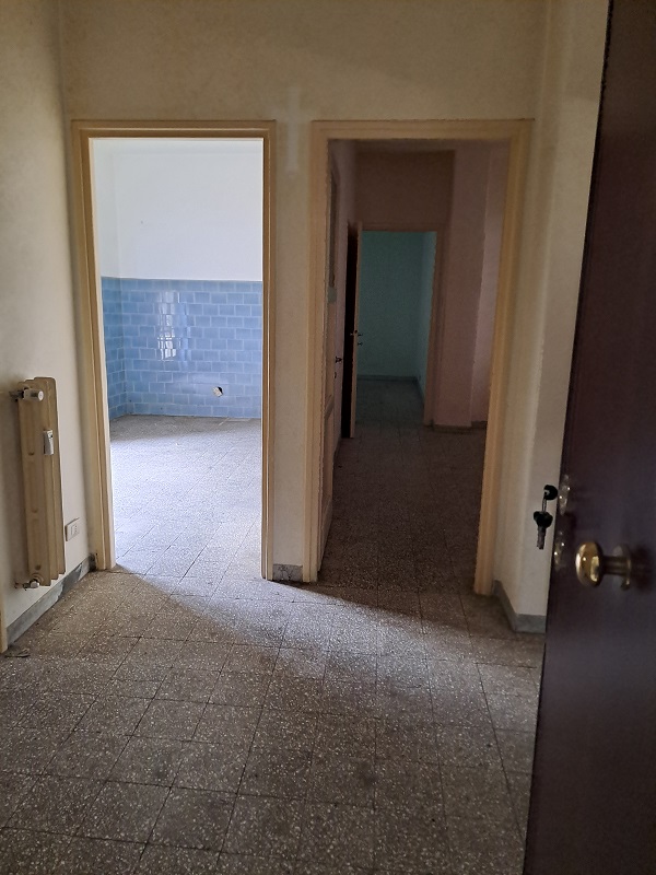 u.i. composta da 4,5 vani catastali, di altezza pari a 3,15mt, articolata in ingresso, soggiorno, cucina, due camere, un bagno, veranda e balcone, stato manutentivo normale, orientamento prevalente sudest - sudovest. Identificativi catastali [N.C.E.U.] Foglio 194 particella 160 sub 508, categoria catastale A3 cl. 2. Sup. mq (arr) consistenza ragguagliata82 mq. Stato libero; proprietà 100%