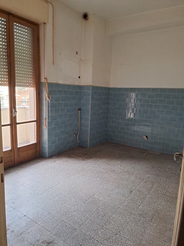 u.i. composta da 4,5 vani catastali, di altezza pari a 3,15mt, articolata in ingresso, soggiorno, cucina, due camere, un bagno, veranda e balcone, stato manutentivo normale, orientamento prevalente sudest - sudovest. Identificativi catastali [N.C.E.U.] Foglio 194 particella 160 sub 508, categoria catastale A3 cl. 2. Sup. mq (arr) consistenza ragguagliata82 mq. Stato libero; proprietà 100%