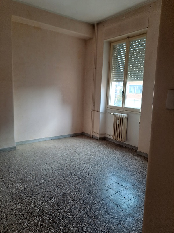 u.i. composta da 4,5 vani catastali, di altezza pari a 3,15mt, articolata in ingresso, soggiorno, cucina, due camere, un bagno, veranda e balcone, stato manutentivo normale, orientamento prevalente sudest - sudovest. Identificativi catastali [N.C.E.U.] Foglio 194 particella 160 sub 508, categoria catastale A3 cl. 2. Sup. mq (arr) consistenza ragguagliata82 mq. Stato libero; proprietà 100%