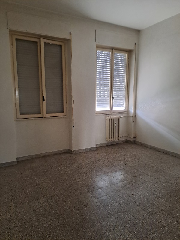 u.i. composta da 4,5 vani catastali, di altezza pari a 3,15mt, articolata in ingresso, soggiorno, cucina, due camere, un bagno, veranda e balcone, stato manutentivo normale, orientamento prevalente sudest - sudovest. Identificativi catastali [N.C.E.U.] Foglio 194 particella 160 sub 508, categoria catastale A3 cl. 2. Sup. mq (arr) consistenza ragguagliata82 mq. Stato libero; proprietà 100%
