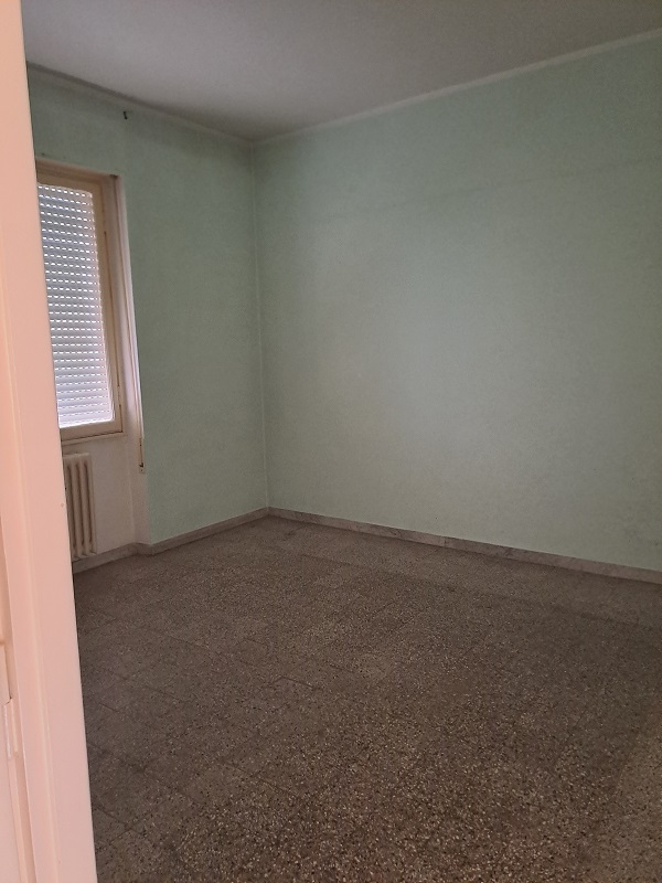 u.i. composta da 4,5 vani catastali, di altezza pari a 3,15mt, articolata in ingresso, soggiorno, cucina, due camere, un bagno, veranda e balcone, stato manutentivo normale, orientamento prevalente sudest - sudovest. Identificativi catastali [N.C.E.U.] Foglio 194 particella 160 sub 508, categoria catastale A3 cl. 2. Sup. mq (arr) consistenza ragguagliata82 mq. Stato libero; proprietà 100%