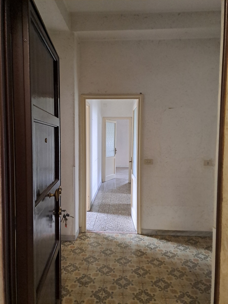 u.i. composta da 5,5 vani catastali, di altezza pari a 3,10mt, articolata in ingresso, salone doppio, cucina, due camere, un bagno, stato manutentivo normale, orientamento prevalente nordest - nordovest. Identificativi catastali [N.C.E.U.] Foglio 194 particella 162 sub 501, categoria catastale A3 cl. 2. Sup. mq (arr) consistenza ragguagliata94 mq. Stato libero; proprietà 100%
