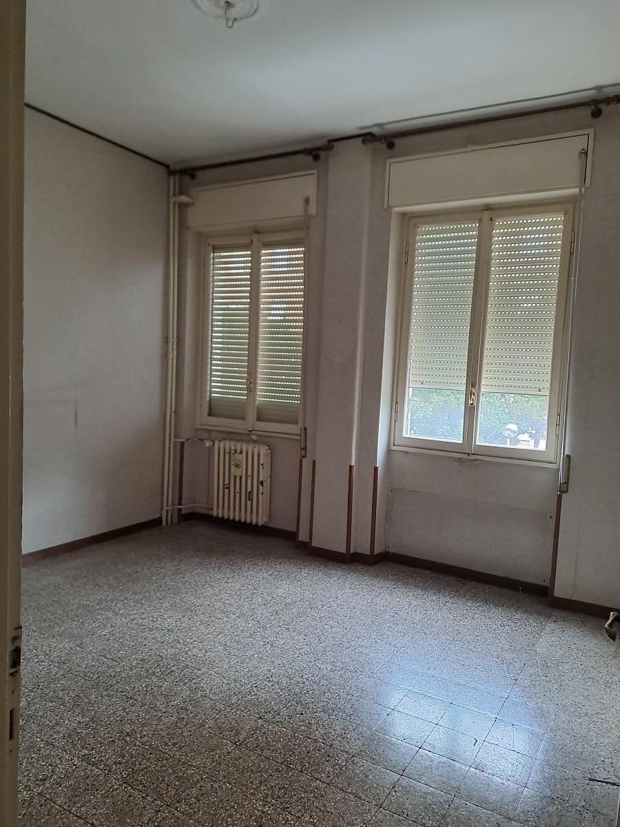 u.i. composta da 5,5 vani catastali, di altezza pari a 3,10mt, articolata in ingresso, salone doppio, cucina, due camere, un bagno, stato manutentivo normale, orientamento prevalente nordest - nordovest. Identificativi catastali [N.C.E.U.] Foglio 194 particella 162 sub 501, categoria catastale A3 cl. 2. Sup. mq (arr) consistenza ragguagliata94 mq. Stato libero; proprietà 100%