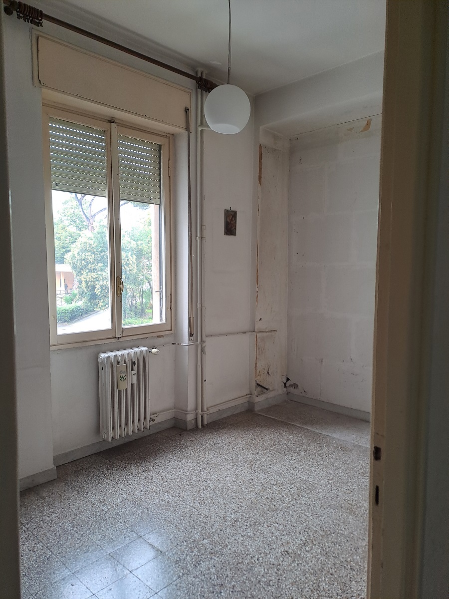 u.i. composta da 5,5 vani catastali, di altezza pari a 3,10mt, articolata in ingresso, salone doppio, cucina, due camere, un bagno, stato manutentivo normale, orientamento prevalente nordest - nordovest. Identificativi catastali [N.C.E.U.] Foglio 194 particella 162 sub 501, categoria catastale A3 cl. 2. Sup. mq (arr) consistenza ragguagliata94 mq. Stato libero; proprietà 100%
