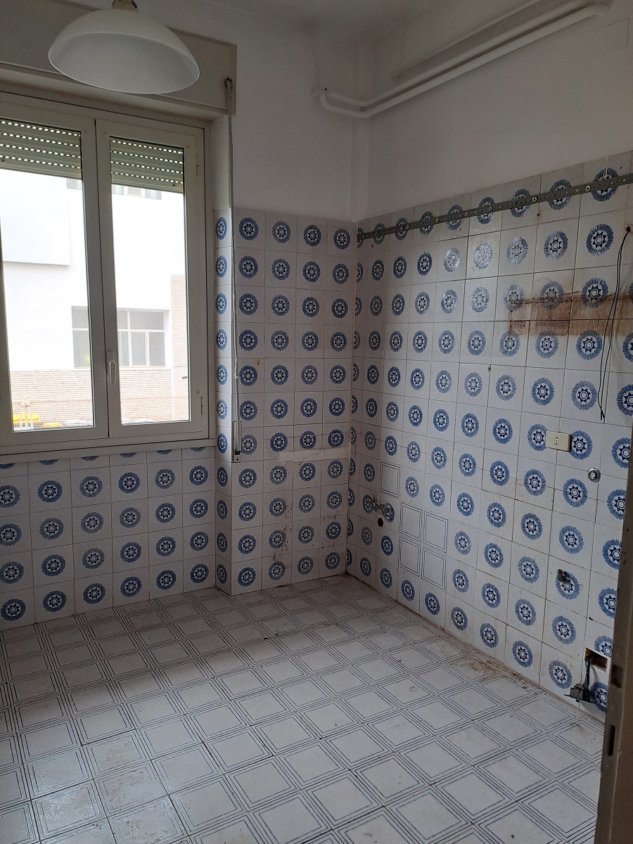u.i. composta da 5,5 vani catastali, di altezza pari a 3,10mt, articolata in ingresso, salone doppio, cucina, due camere, un bagno, stato manutentivo normale, orientamento prevalente nordest - nordovest. Identificativi catastali [N.C.E.U.] Foglio 194 particella 162 sub 501, categoria catastale A3 cl. 2. Sup. mq (arr) consistenza ragguagliata94 mq. Stato libero; proprietà 100%