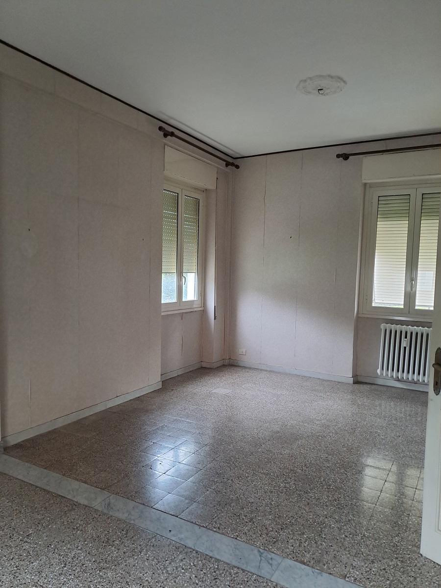 u.i. composta da 5,5 vani catastali, di altezza pari a 3,10mt, articolata in ingresso, salone doppio, cucina, due camere, un bagno, stato manutentivo normale, orientamento prevalente nordest - nordovest. Identificativi catastali [N.C.E.U.] Foglio 194 particella 162 sub 501, categoria catastale A3 cl. 2. Sup. mq (arr) consistenza ragguagliata94 mq. Stato libero; proprietà 100%