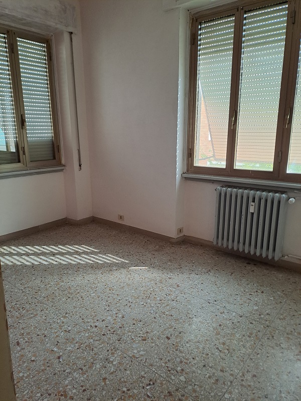 u.i. composta da 6 vani catastali, di altezza pari a 3,20mt, articolata in ingresso, soggiorno, cucina, tre camere, un bagno, veranda e balcone, stato manutentivo normale, orientamento prevalente nordest - nordovest. Identificativi catastali [N.C.E.U.] Foglio 194 particella 161 sub 505, categoria catastale A3 cl. 3. Sup. mq (arr) consistenza ragguagliata106 mq. Stato libero; proprietà 100%