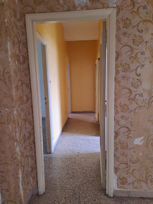 u.i. composta da 6 vani catastali, di altezza pari a 3,20mt, articolata in ingresso, soggiorno, cucina, tre camere, un bagno, veranda e balcone, stato manutentivo normale, orientamento prevalente nordest - nordovest. Identificativi catastali [N.C.E.U.] Foglio 194 particella 161 sub 505, categoria catastale A3 cl. 3. Sup. mq (arr) consistenza ragguagliata106 mq. Stato libero; proprietà 100%