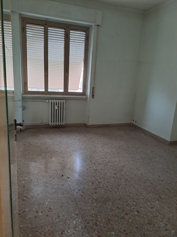 u.i. composta da 6 vani catastali, di altezza pari a 3,20mt, articolata in ingresso, soggiorno, cucina, tre camere, un bagno, veranda e balcone, stato manutentivo normale, orientamento prevalente nordest - nordovest. Identificativi catastali [N.C.E.U.] Foglio 194 particella 161 sub 505, categoria catastale A3 cl. 3. Sup. mq (arr) consistenza ragguagliata106 mq. Stato libero; proprietà 100%