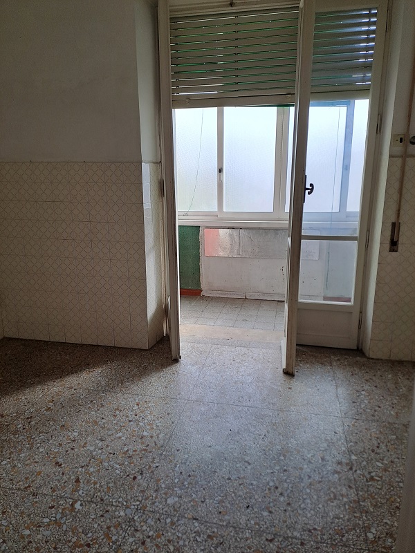 u.i. composta da 6 vani catastali, di altezza pari a 3,20mt, articolata in ingresso, soggiorno, cucina, tre camere, un bagno, veranda e balcone, stato manutentivo normale, orientamento prevalente nordest - nordovest. Identificativi catastali [N.C.E.U.] Foglio 194 particella 161 sub 505, categoria catastale A3 cl. 3. Sup. mq (arr) consistenza ragguagliata106 mq. Stato libero; proprietà 100%