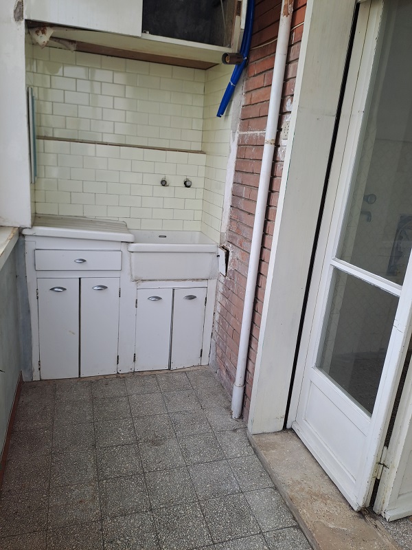 u.i. composta da 6 vani catastali, di altezza pari a 3,20mt, articolata in ingresso, soggiorno, cucina, tre camere, un bagno, veranda e balcone, stato manutentivo normale, orientamento prevalente nordest - nordovest. Identificativi catastali [N.C.E.U.] Foglio 194 particella 161 sub 505, categoria catastale A3 cl. 3. Sup. mq (arr) consistenza ragguagliata106 mq. Stato libero; proprietà 100%