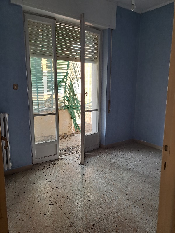 u.i. composta da 6 vani catastali, di altezza pari a 3,20mt, articolata in ingresso, soggiorno, cucina, tre camere, un bagno, veranda e balcone, stato manutentivo normale, orientamento prevalente nordest - nordovest. Identificativi catastali [N.C.E.U.] Foglio 194 particella 161 sub 505, categoria catastale A3 cl. 3. Sup. mq (arr) consistenza ragguagliata106 mq. Stato libero; proprietà 100%