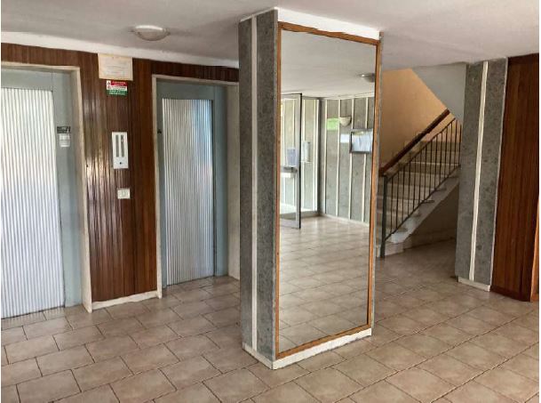 Appartamento al quarto piano, costituito da: ingresso, soggiorno, cucina, corridoio, due camere, bagno, ripostiglio e due terrazze. L'altezza interna utile risulta pari a 2,80 m.  Id. Catastali [N.C.E.U.]  Unità Residenziale cat. A/3 foglio 1 part. 1195 sub 74. Sup mq catastali 98. Libero, Piena Proprietà.