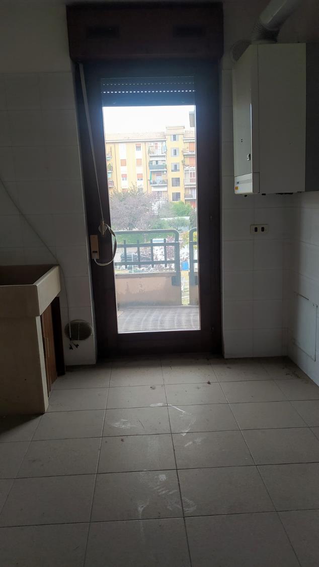 Appartamento al piano secondo composto da ingresso-disimpegno, sala, cucina, camera, bagno e balcone con cantina pertinenziale al piano interrato. Box auto piano S1 via Licata 24 in autorimessa interrata condominiale. Id. Catastali [N.C.E.U.] Unità Residenziale cat. A/10 foglio 202 part. 357 sub 17  Unità Secondaria cat. C/6 foglio 202 part. 357 sub 59. Sup mq catastali 66  mq catastali 17. Libero, Piena Proprietà.