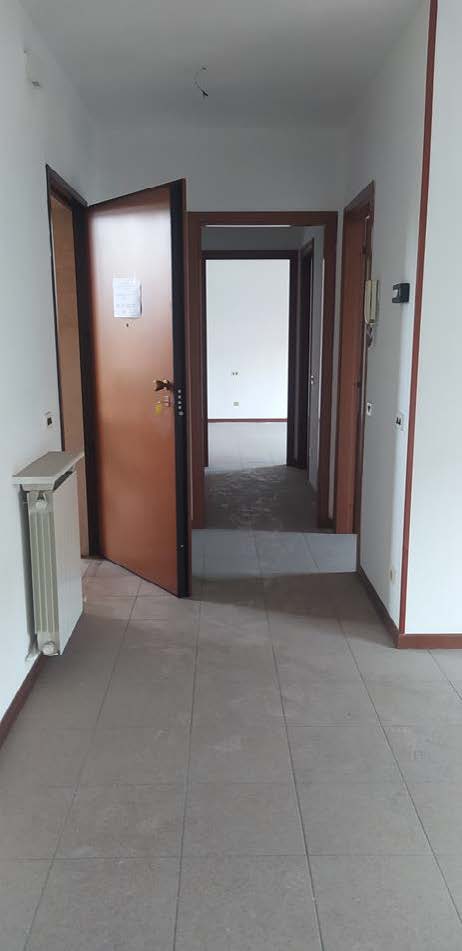 Appartamento al piano secondo composto da ingresso-disimpegno, sala, cucina, camera, bagno e balcone con cantina pertinenziale al piano interrato. Box auto piano S1 via Licata 24 in autorimessa interrata condominiale. Id. Catastali [N.C.E.U.] Unità Residenziale cat. A/10 foglio 202 part. 357 sub 17  Unità Secondaria cat. C/6 foglio 202 part. 357 sub 59. Sup mq catastali 66  mq catastali 17. Libero, Piena Proprietà.