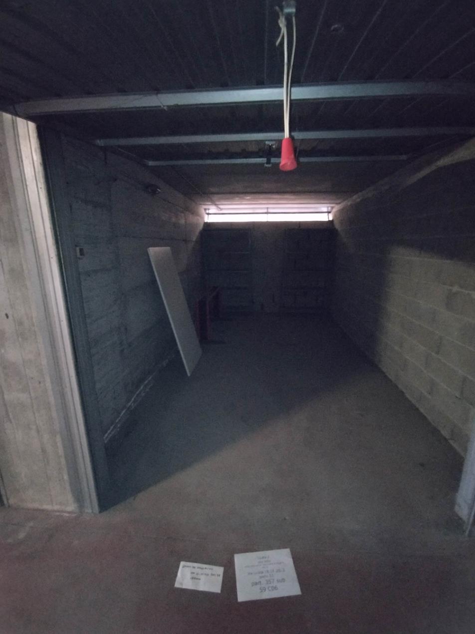 Appartamento al piano secondo composto da ingresso-disimpegno, sala, cucina, camera, bagno e balcone con cantina pertinenziale al piano interrato. Box auto piano S1 via Licata 24 in autorimessa interrata condominiale. Id. Catastali [N.C.E.U.] Unità Residenziale cat. A/10 foglio 202 part. 357 sub 17  Unità Secondaria cat. C/6 foglio 202 part. 357 sub 59. Sup mq catastali 66  mq catastali 17. Libero, Piena Proprietà.