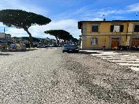 Porzione di edificio condominiale a destinazione posto moto di superficie mq 3,00 lorde e di altezza m 2,70, posto al piano seminterrato di edificio condominiale con accesso da Via Traversari n. 27, per mezzo di una rampa carrabile che dal piano stradale raggiunge il piano S1. Il posto moto oggetto di vendita è composto da uno spazio unico aperto; la superficie calpestabile è in mattonelle di cotto.