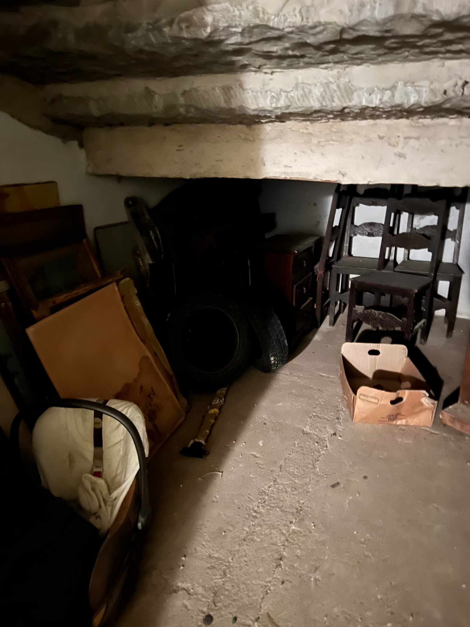 Porzione di edificio condominiale a destinazione posto moto di superficie mq 3,00 lorde e di altezza m 2,70, posto al piano seminterrato di edificio condominiale con accesso da Via Traversari n. 27, per mezzo di una rampa carrabile che dal piano stradale raggiunge il piano S1. Il posto moto oggetto di vendita è composto da uno spazio unico aperto; la superficie calpestabile è in mattonelle di cotto.