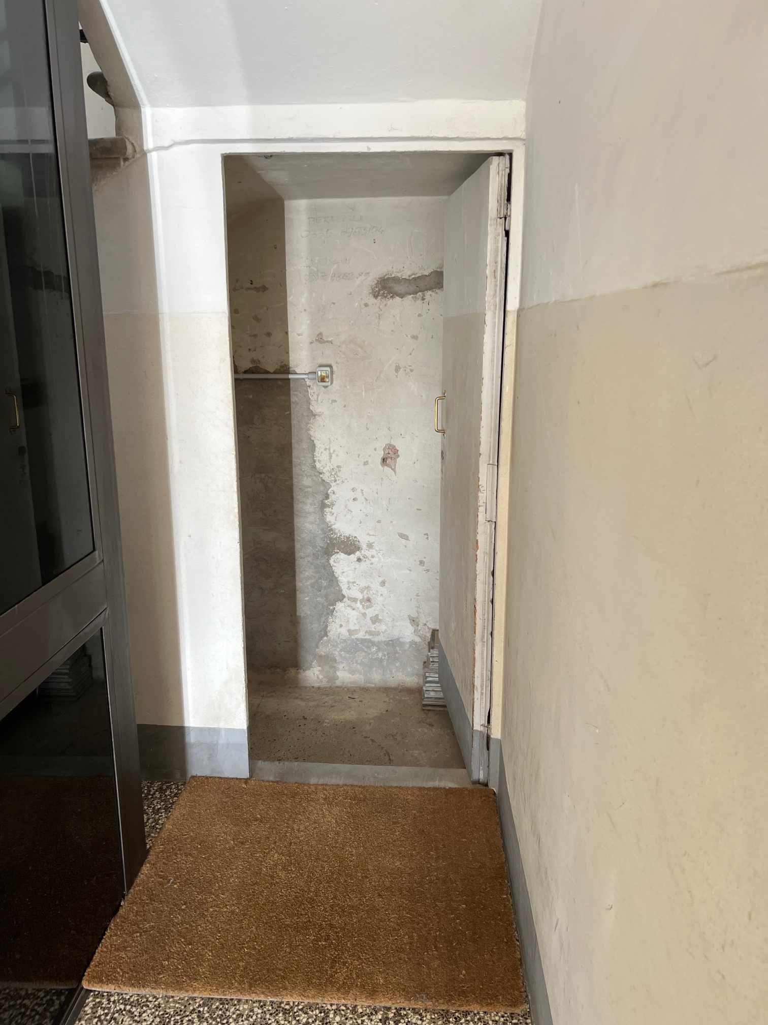 Porzione di edificio condominiale a destinazione posto moto di superficie mq 3,00 lorde e di altezza m 2,70, posto al piano seminterrato di edificio condominiale con accesso da Via Traversari n. 27, per mezzo di una rampa carrabile che dal piano stradale raggiunge il piano S1. Il posto moto oggetto di vendita è composto da uno spazio unico aperto; la superficie calpestabile è in mattonelle di cotto.