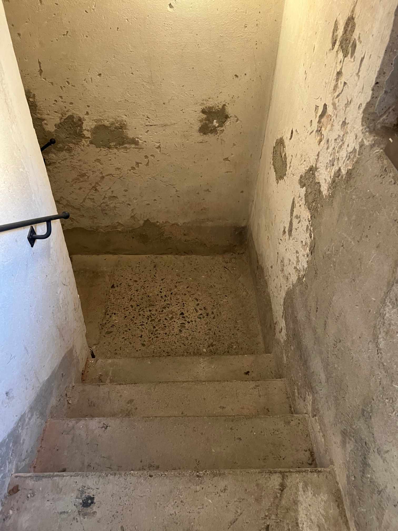 Porzione di edificio condominiale a destinazione posto moto di superficie mq 3,00 lorde e di altezza m 2,70, posto al piano seminterrato di edificio condominiale con accesso da Via Traversari n. 27, per mezzo di una rampa carrabile che dal piano stradale raggiunge il piano S1. Il posto moto oggetto di vendita è composto da uno spazio unico aperto; la superficie calpestabile è in mattonelle di cotto.