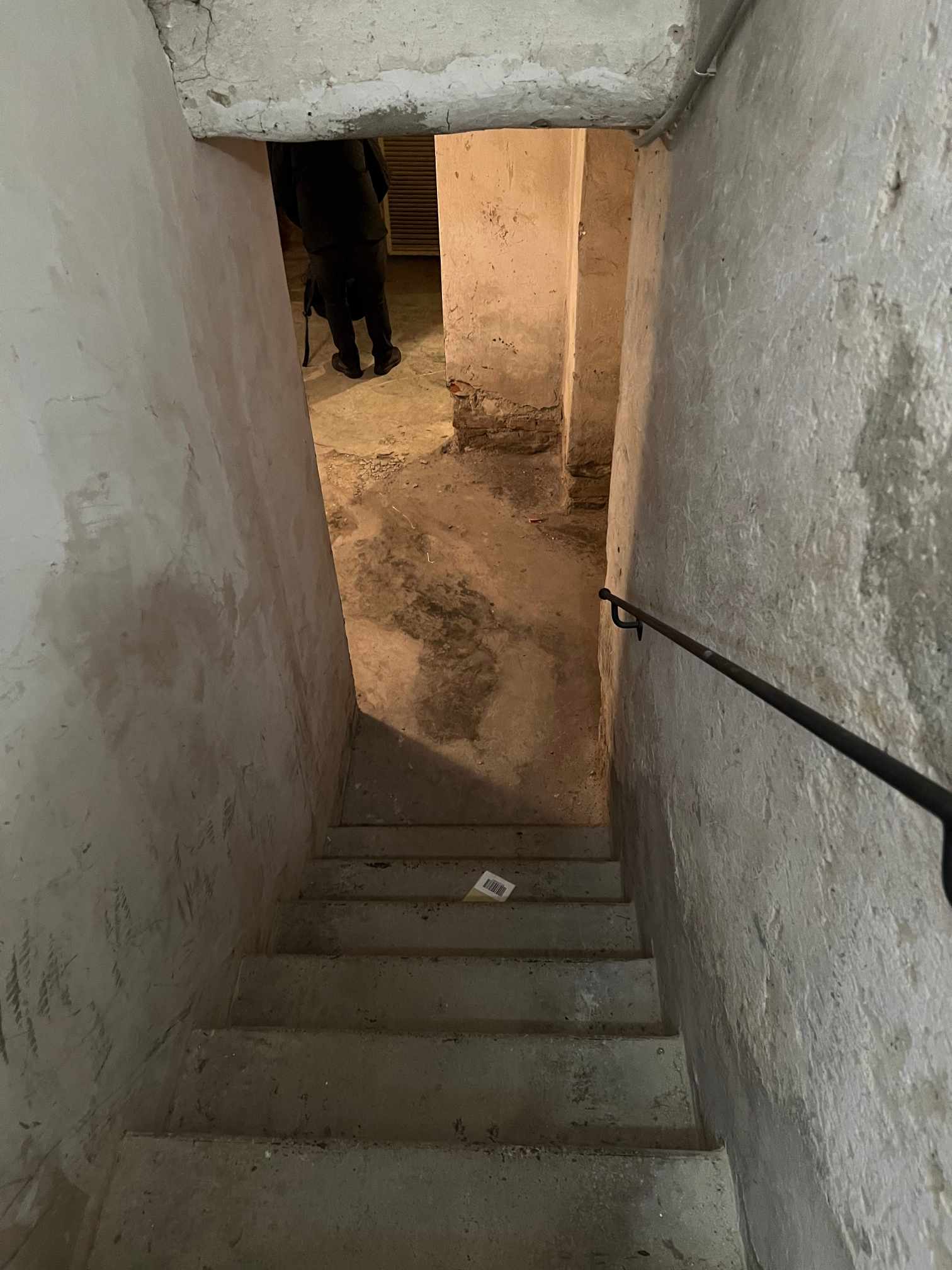Porzione di edificio condominiale a destinazione posto moto di superficie mq 3,00 lorde e di altezza m 2,70, posto al piano seminterrato di edificio condominiale con accesso da Via Traversari n. 27, per mezzo di una rampa carrabile che dal piano stradale raggiunge il piano S1. Il posto moto oggetto di vendita è composto da uno spazio unico aperto; la superficie calpestabile è in mattonelle di cotto.