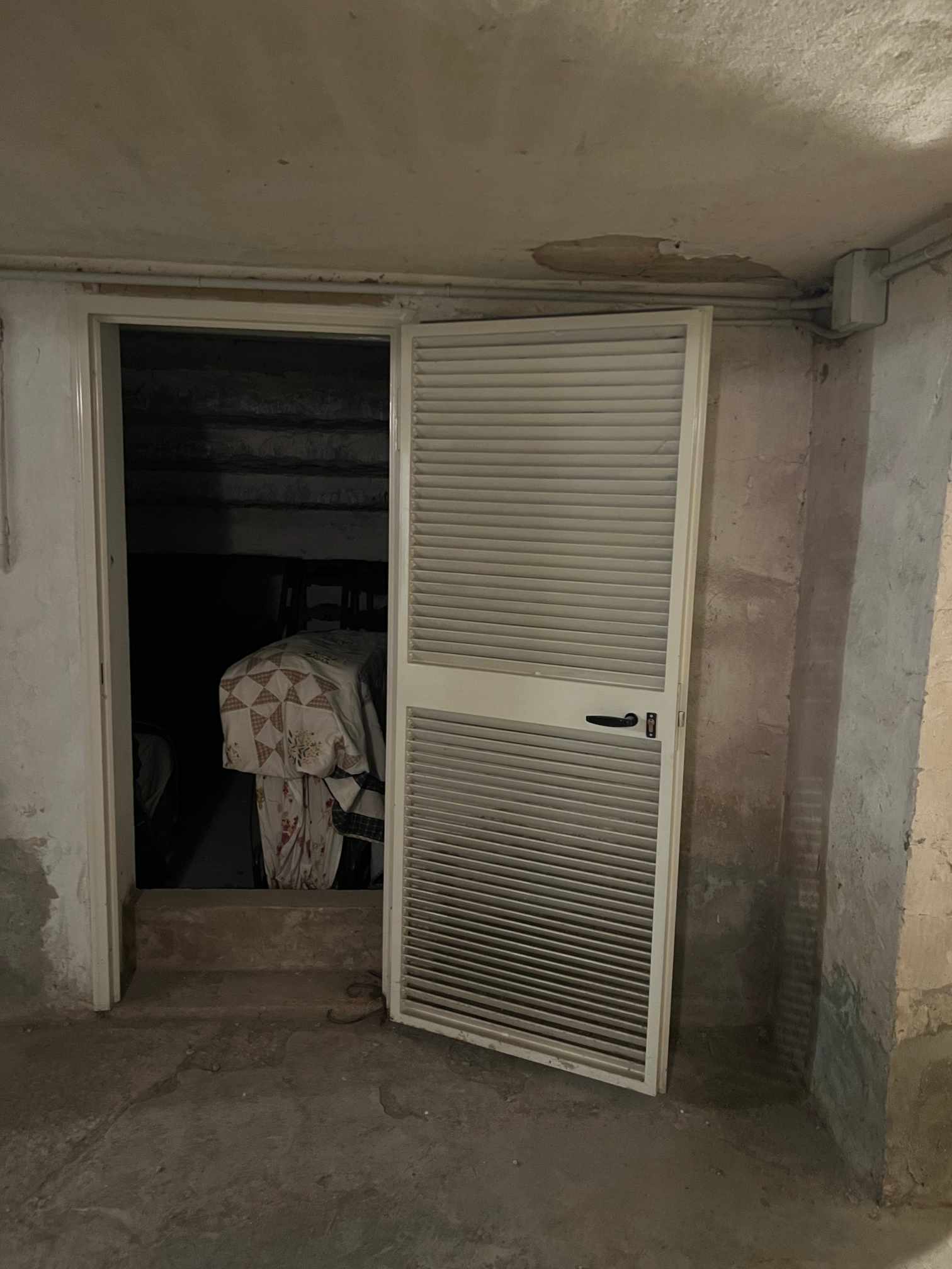 Porzione di edificio condominiale a destinazione posto moto di superficie mq 3,00 lorde e di altezza m 2,70, posto al piano seminterrato di edificio condominiale con accesso da Via Traversari n. 27, per mezzo di una rampa carrabile che dal piano stradale raggiunge il piano S1. Il posto moto oggetto di vendita è composto da uno spazio unico aperto; la superficie calpestabile è in mattonelle di cotto.