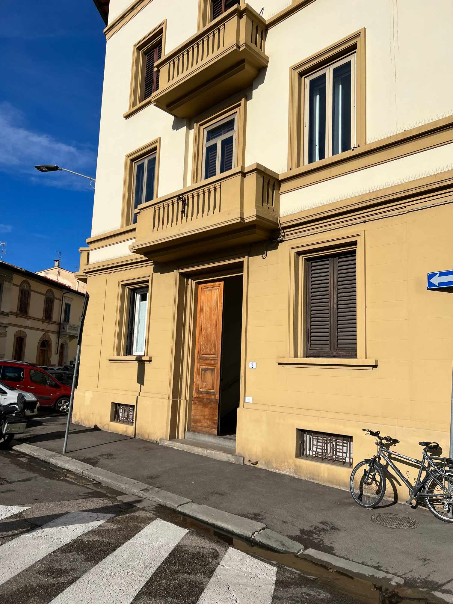 L’immobile oggetto di stima risulta così censito al Catasto Fabbricati del Comune di Firenze nel foglio mappa 126, particella 628, subalterno 525, piano S/1, C/2, classe 5, consistenza 9 mq, superficie catastale 11 mq, rendita euro 67,40. Valore di stima euro 20.000,00. Per quota, per ciascun lotto, i due subalterni n. 505, quale bene comune non censibile, e n. 522, quale W.C. a comune. Singola porzione a destinazione cantina posta al piano seminterrato di un edificio condominiale con accesso da Via Traversari n. 27, Firenze (CAP 50126), per mezzo di una rampa carrabile che dal piano stradale, raggiunge il piano S1. Le cantina oggetto di vendita sono composte da autonomi spazi unici, con superfici calpestabili in mattonelle di cotto.