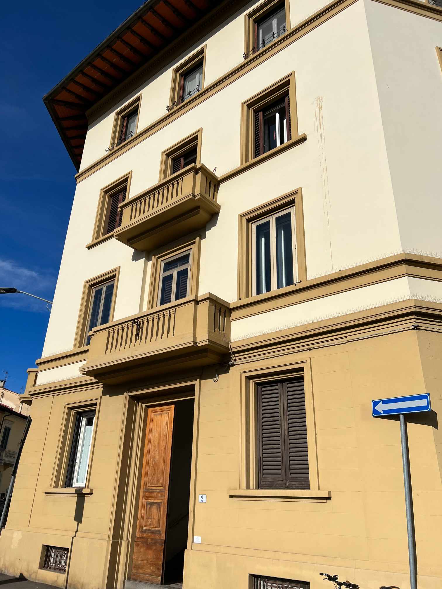 L’immobile oggetto di stima risulta così censito al Catasto Fabbricati del Comune di Firenze nel foglio mappa 126, particella 628, subalterno 525, piano S/1, C/2, classe 5, consistenza 9 mq, superficie catastale 11 mq, rendita euro 67,40. Valore di stima euro 20.000,00. Per quota, per ciascun lotto, i due subalterni n. 505, quale bene comune non censibile, e n. 522, quale W.C. a comune. Singola porzione a destinazione cantina posta al piano seminterrato di un edificio condominiale con accesso da Via Traversari n. 27, Firenze (CAP 50126), per mezzo di una rampa carrabile che dal piano stradale, raggiunge il piano S1. Le cantina oggetto di vendita sono composte da autonomi spazi unici, con superfici calpestabili in mattonelle di cotto.