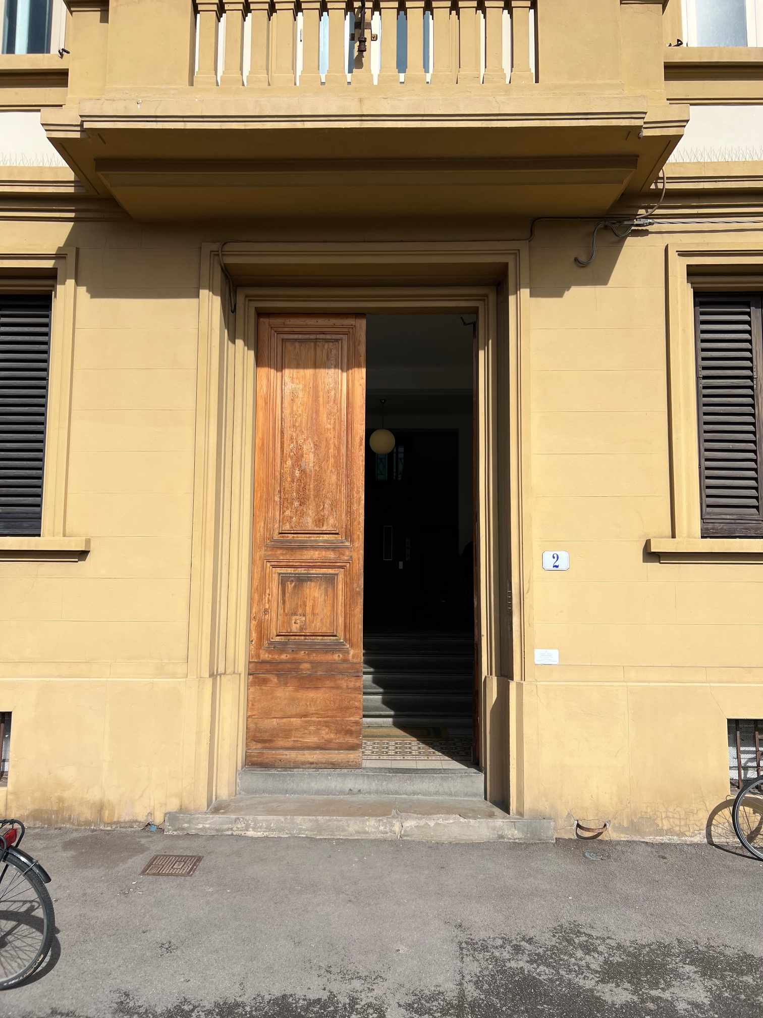 L’immobile oggetto di stima risulta così censito al Catasto Fabbricati del Comune di Firenze nel foglio mappa 126, particella 628, subalterno 525, piano S/1, C/2, classe 5, consistenza 9 mq, superficie catastale 11 mq, rendita euro 67,40. Valore di stima euro 20.000,00. Per quota, per ciascun lotto, i due subalterni n. 505, quale bene comune non censibile, e n. 522, quale W.C. a comune. Singola porzione a destinazione cantina posta al piano seminterrato di un edificio condominiale con accesso da Via Traversari n. 27, Firenze (CAP 50126), per mezzo di una rampa carrabile che dal piano stradale, raggiunge il piano S1. Le cantina oggetto di vendita sono composte da autonomi spazi unici, con superfici calpestabili in mattonelle di cotto.