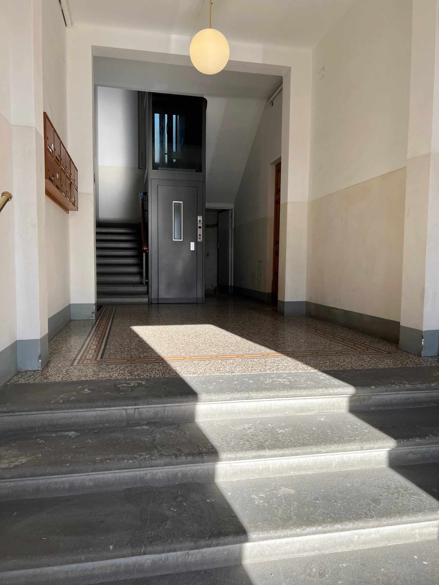 L’immobile oggetto di stima risulta così censito al Catasto Fabbricati del Comune di Firenze nel foglio mappa 126, particella 628, subalterno 525, piano S/1, C/2, classe 5, consistenza 9 mq, superficie catastale 11 mq, rendita euro 67,40. Valore di stima euro 20.000,00. Per quota, per ciascun lotto, i due subalterni n. 505, quale bene comune non censibile, e n. 522, quale W.C. a comune. Singola porzione a destinazione cantina posta al piano seminterrato di un edificio condominiale con accesso da Via Traversari n. 27, Firenze (CAP 50126), per mezzo di una rampa carrabile che dal piano stradale, raggiunge il piano S1. Le cantina oggetto di vendita sono composte da autonomi spazi unici, con superfici calpestabili in mattonelle di cotto.