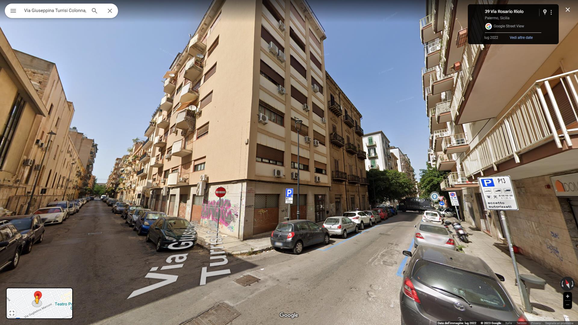 Appartamento ubicato al secondo piano dell'edificio, accessibile dal corpo scala condominiale dove è presente un ascensore. L'immobile dispone di tre vani principali, dotati di ampia finestratura con affaccio su via Turrisi Colonna, oltre cucina, bagno e due ripostigli; i locali sono disimpegnati da un lungo corridoio non finestrato di forma ad "L" ed è presente un unico balcone con affaccio sulla chiostrina interna dell'edificio accessibile dalla cucina e dal bagno.  Id. Catastali [N.C.E.U.] Unità Residenziale cat. A/2 foglio 44 part. 200 sub 16. Sup mq catastali 118. Libero, Piena Proprietà.