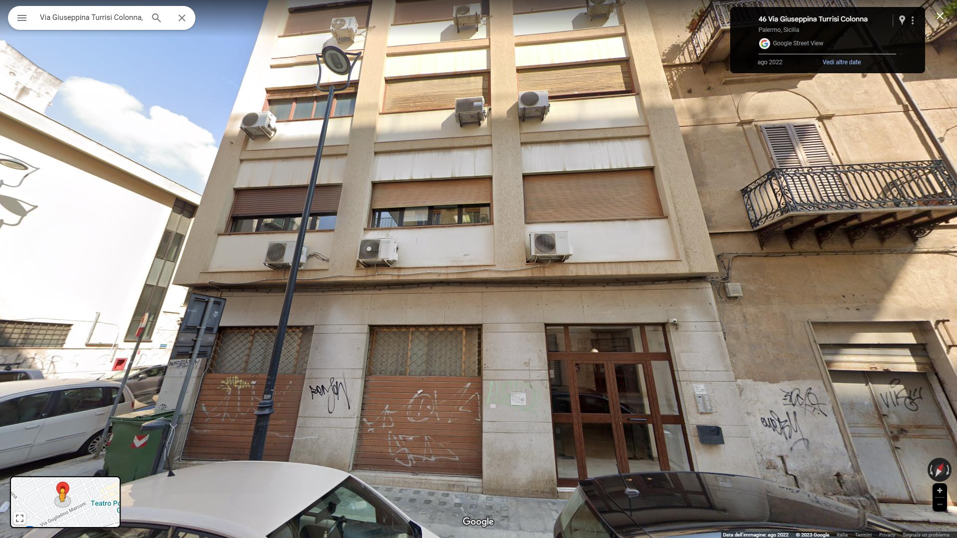 Appartamento ubicato al secondo piano dell'edificio, accessibile dal corpo scala condominiale dove è presente un ascensore. L'immobile dispone di tre vani principali, dotati di ampia finestratura con affaccio su via Turrisi Colonna, oltre cucina, bagno e due ripostigli; i locali sono disimpegnati da un lungo corridoio non finestrato di forma ad "L" ed è presente un unico balcone con affaccio sulla chiostrina interna dell'edificio accessibile dalla cucina e dal bagno.  Id. Catastali [N.C.E.U.] Unità Residenziale cat. A/2 foglio 44 part. 200 sub 16. Sup mq catastali 118. Libero, Piena Proprietà.