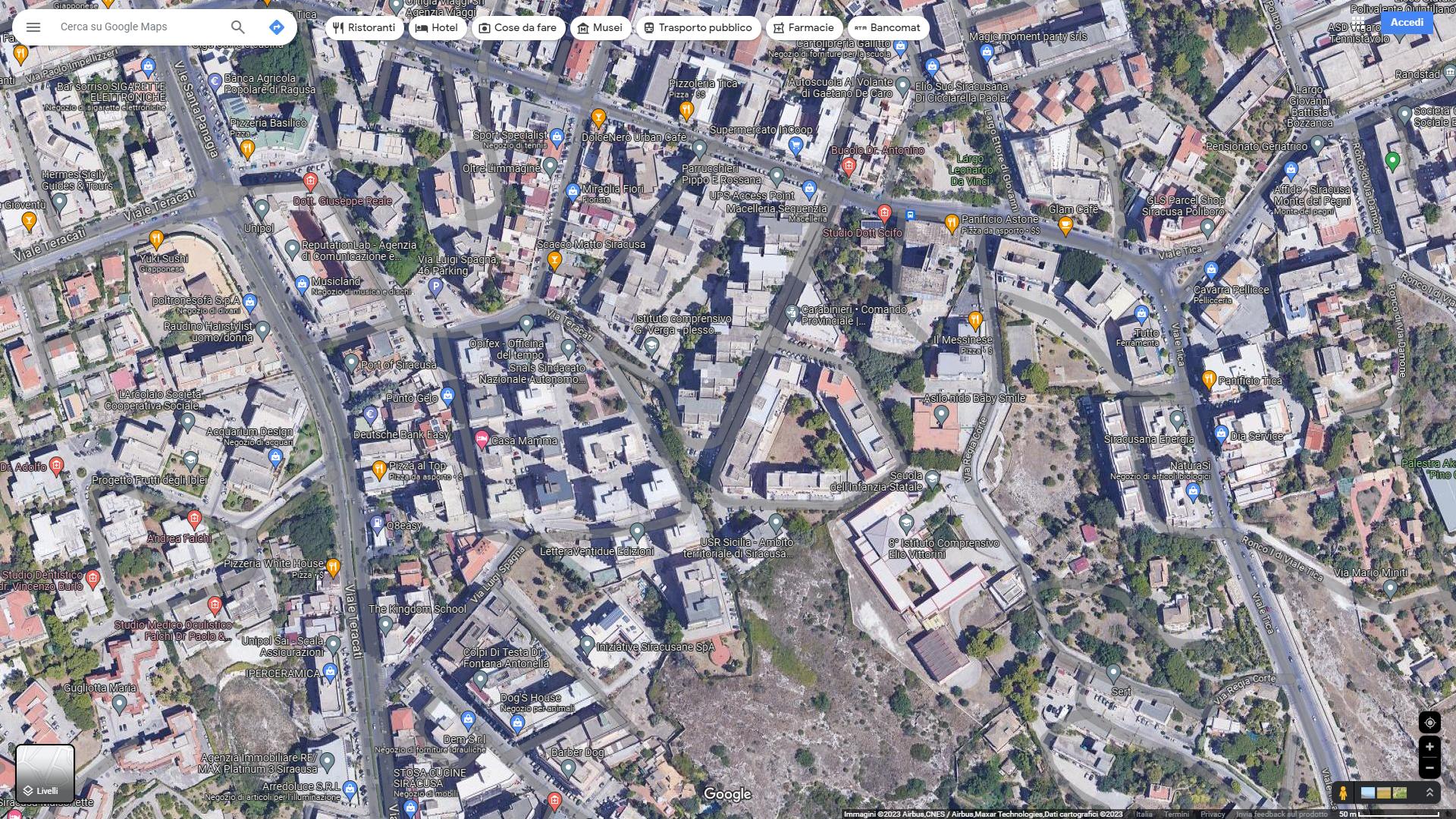 Appartamento costituito da un ingresso da cui si accede a 2 vani e ad un corridoio che disimpegna la cucina, n. 2 vani, un bagno, un doppio servizio e un ripostiglio. Sono presenti 2 affacci con una esposizione prevalente est/ovest.  Id. Catastali [N.C.E.U.] Unità Residenziale cat. A/3 foglio 34 part. 1071 sub 8. Sup mq catastali 149. Libero, Piena Proprietà.