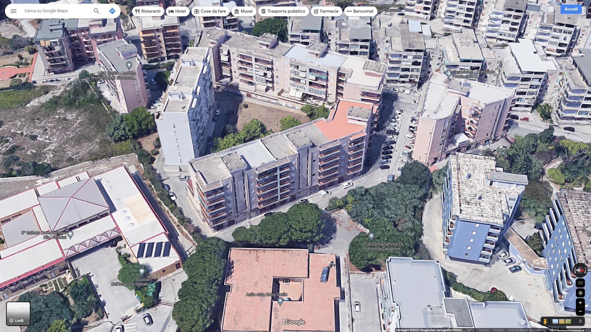 Appartamento costituito da un ingresso da cui si accede a 2 vani e ad un corridoio che disimpegna la cucina, n. 2 vani, un bagno, un doppio servizio e un ripostiglio. Sono presenti 3 affacci con una esposizione prevalente sud-est/sud-ovest.  Id. Catastali [N.C.E.U.] Unità Residenziale cat. A/3 foglio 34 part. 1071 sub 10. Sup mq catastali 156. Libero, Piena Proprietà.