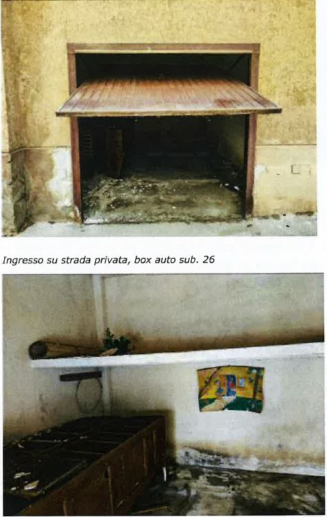 Unità immobiliare a destinazione box auto (categoria catastale C/6 - box n.3) al piano terra di un corpo di fabbrica. Accessibile esclusivamente attraverso l’ingresso carrabile, su strada privata interna al residence, tramite una saracinesca color legno scuro, in cattivo stato manutentivo. Allo stato attuale l’immobile risulta in stato di abbandono da diversi ann. Costituito da unico vano di circa 20 m2, con un soppalco di circa 2 mt. Alla data del sopralluogo l’unità immobiliare si presentava libera da persone, ma con la presenza di mobilio e suppellettili, nonché materiale edilizio inerte. L’accessibilità al locale può considerarsi agevole in ragione di una corsia di marcia di dimensioni e geometria sufficientemente adeguate alle manovre dei veicoli.