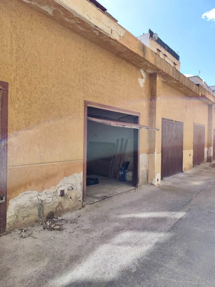 Unità immobiliare a destinazione box auto (cat catast C/6 ) ubicata al piano terra di un corpo di fabbrica. Accessibile esclusivamente attraverso l’ingresso carrabile, su strada privata interna al residence, tramite saracinesca in cattivo stato manutentivo. Il bene in argomento risulta costituito da un unico vano di circa 20 m2 , soppalcato per circa 2 metri. L’autorimessa è fornita di impianti idrico ed elettrico, in apparente stato di degrado. Dal sopralluogo effettuato è emerso uno stato manutentivo scadente;alla data del soprallugo l'unità immobiliare si presentava libera, ma con presenza di mobilio e suppellettili. L'accessibilità al locale è agevole in ragione di una corsia di marcia di dimensioni adeguate alle manovre dei veicoli.