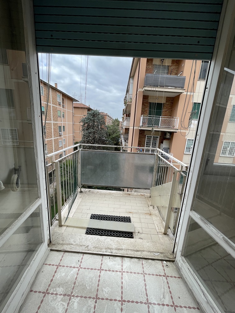 APPARTAMENTO INT.18 DI 3 VANI CON ASCENSORE; BALCONI. Dati catastali [N.C.E.U.] cat.A/3, fg.839, part.9, sub.36. Sup. cat. 52 mq. Piena proprietà lotto libero.