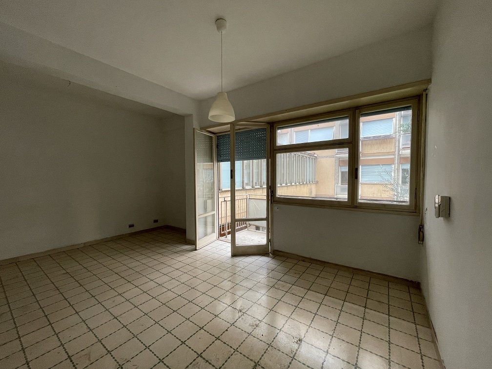 APPARTAMENTO INT.1 DI 3,5 VANI CON ASCENSORE; BALCONE. Dati catastali [N.C.E.U.] cat.A/3, fg.839, part.9, sub.176. Sup. cat. 59 mq. Piena proprietà lotto libero.