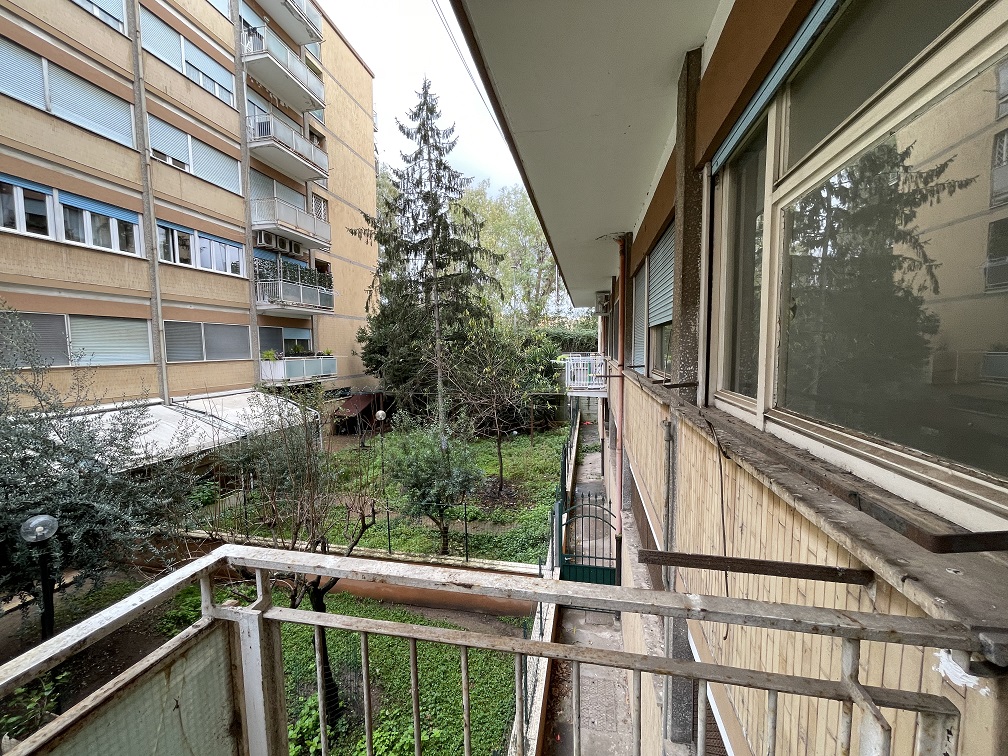 APPARTAMENTO INT.1 DI 3,5 VANI CON ASCENSORE; BALCONE. Dati catastali [N.C.E.U.] cat.A/3, fg.839, part.9, sub.176. Sup. cat. 59 mq. Piena proprietà lotto libero.